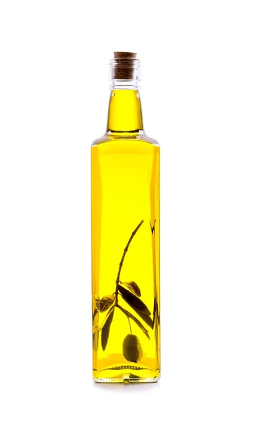 Glazen fles van olie van eerste persing en sommige rijpe olijven met een aftakking geïsoleerd op witte achtergrond — Stockfoto
