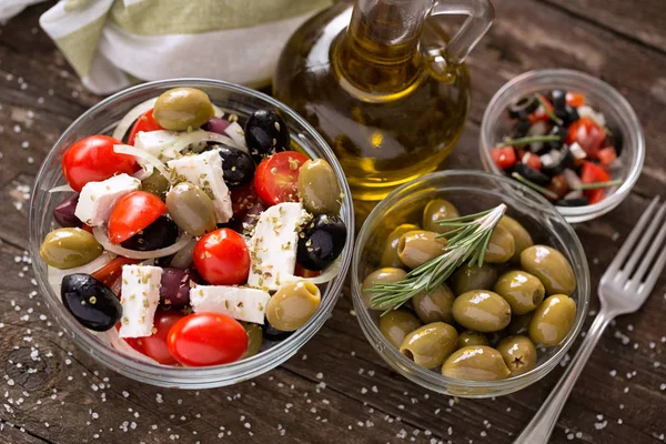 Healthy salad with fresh vegetables, feta cheese and green olive — Stock Photo, Image