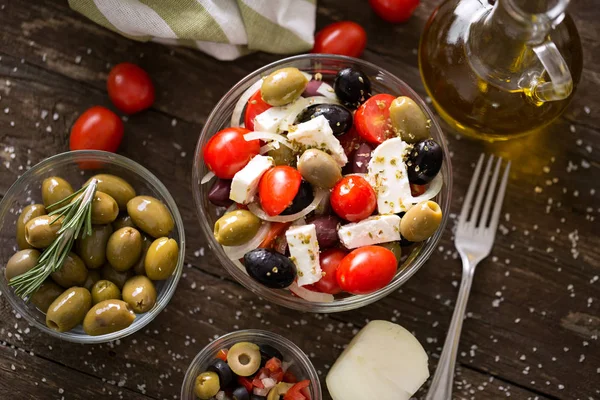 Insalata greca con verdure fresche, feta e olive nere e verdi — Foto Stock