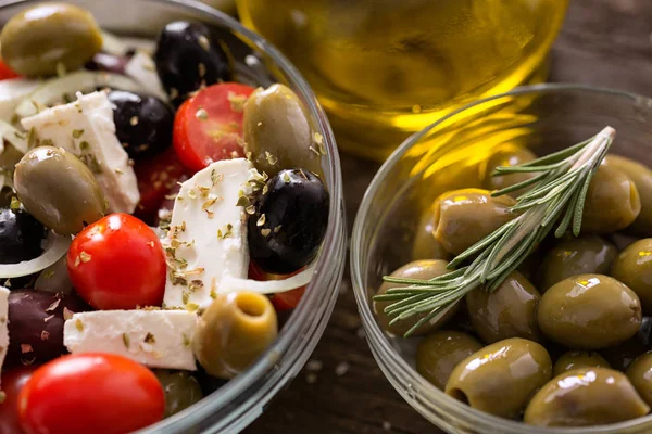 Griekse salade met verse groenten, feta en groene olijven — Stockfoto