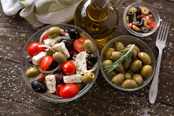 Healthy food- vegetarian salad with olives top view — Stock Photo, Image