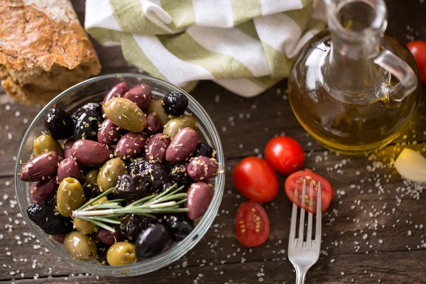 Bovenaanzicht mix van olijven voor salade met olie — Stockfoto