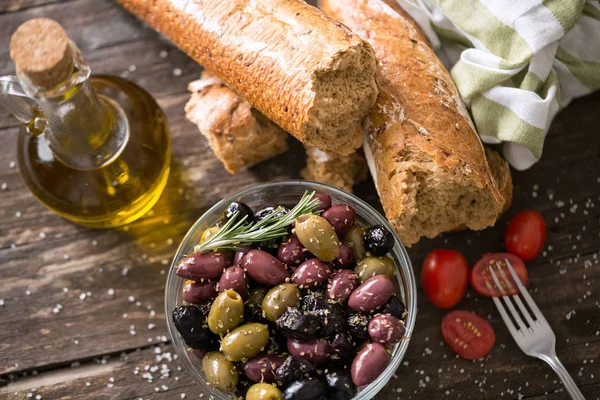 Mediterrane olijven voor salade met olie vegetarisch voedsel top uitzicht — Stockfoto