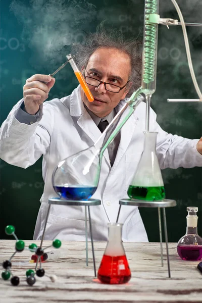 Niewyrównane chemik w laboratorium — Zdjęcie stockowe