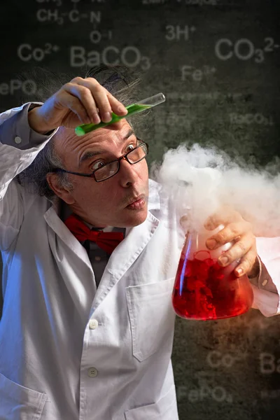 科学者の実験で重要な化学物質の追加ドロップ — ストック写真