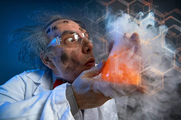 Químico louco com tubo de ensaio — Fotografia de Stock