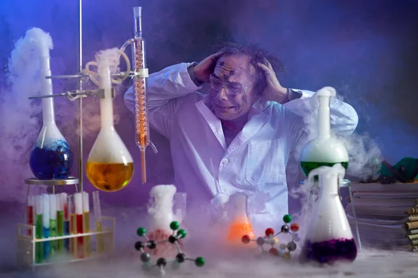 Rozczarowany chemik patrząc w jego nieudanego eksperymentu — Zdjęcie stockowe