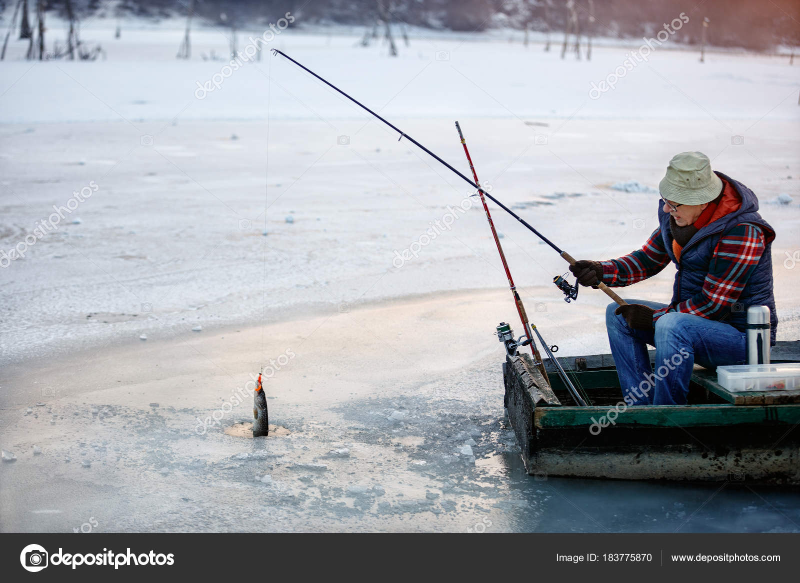 Ice fishing on frozen lake- fisherman fishing on ice — Stock Photo