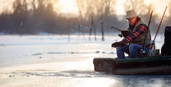 凍った湖で冬の釣りの幸せな男 — ストック写真