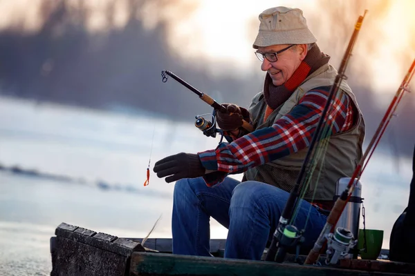 Pasatiempo de invierno hombre de edad avanzada pesca —  Fotos de Stock