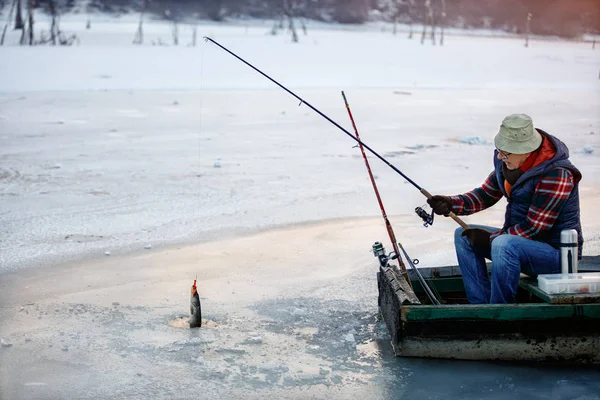 Isfiske på frusna sjön-fiskare fiske på isen — Stockfoto