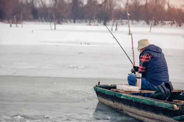 Inverno temporada homem pesca no lago congelado — Fotografia de Stock