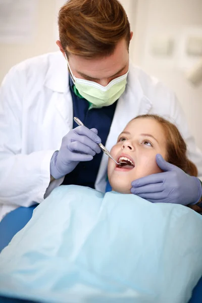 Tandläkare med dental spegel att undersöka barns tänder — Stockfoto