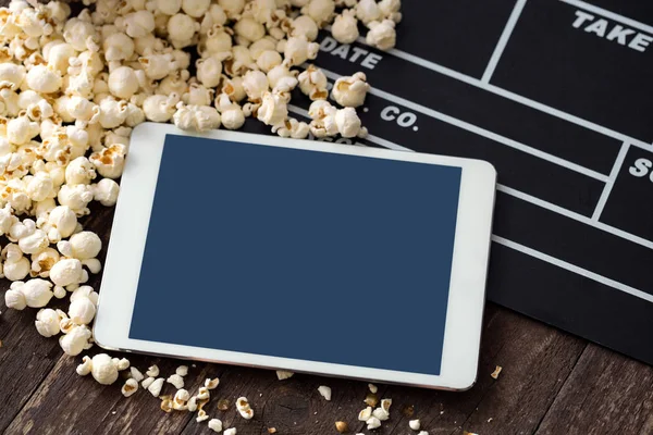 Kinokonzept - Popcorn, Schlagzeug, Film, Kino, Tablet — Stockfoto