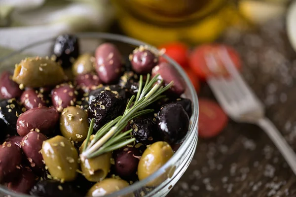 Mix van olijven in olie met spice — Stockfoto