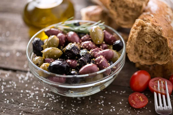 Mediterrane mix van olijven voor salade met olie — Stockfoto