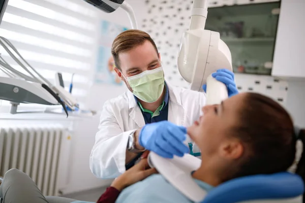 Dentista usar aparelhos para fazer imagens de raios-x dos dentes — Fotografia de Stock