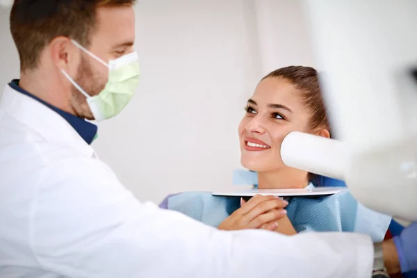 Paciente femenina en examen dental — Foto de Stock