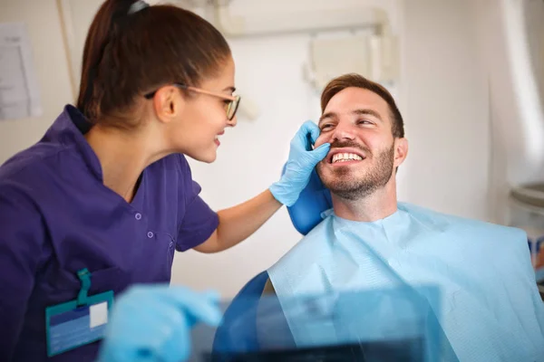 Dentista olhando os dentes do paciente — Fotografia de Stock