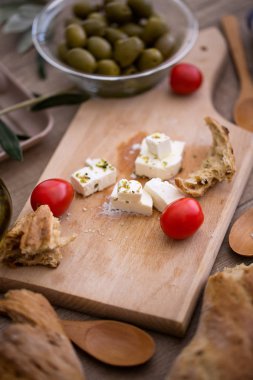 Taze sebze, beyaz peynir ve yeşil zeytin ile Yunan salatası