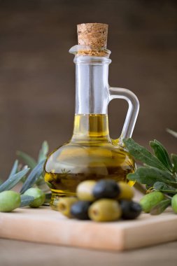 Zeytinyağı şişesi üzerinde ahşap masa