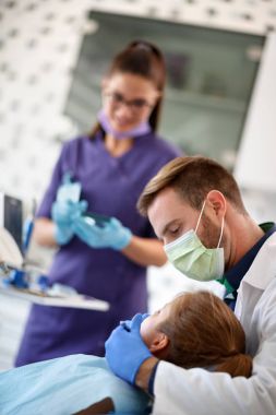 Diş hekimi diş hastaya onarma