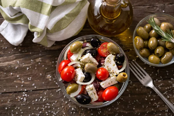 Mediterrane salade met fetakaas en Griekse olijven bovenaanzicht — Stockfoto