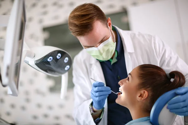 Mujer en revisión dental —  Fotos de Stock