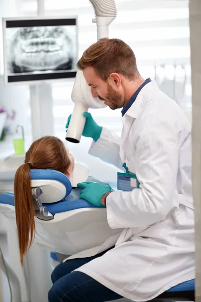 Dentista fazer raio-X dos dentes da menina — Fotografia de Stock