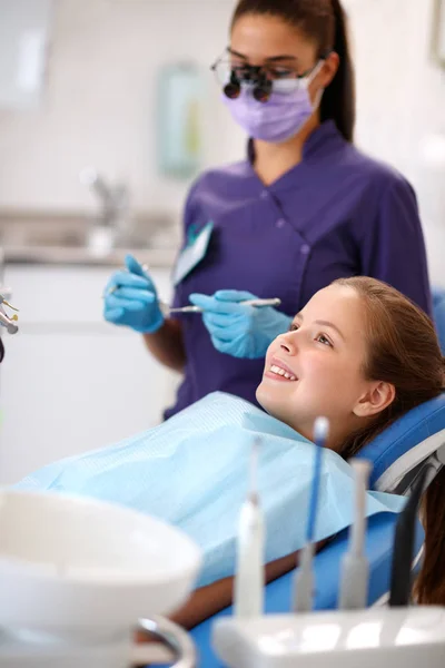 Meisje op tandheelkundig onderzoek — Stockfoto