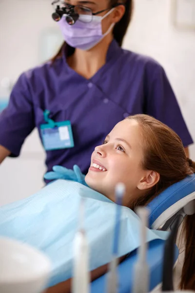 Kleines Mädchen in Zahnklinik — Stockfoto