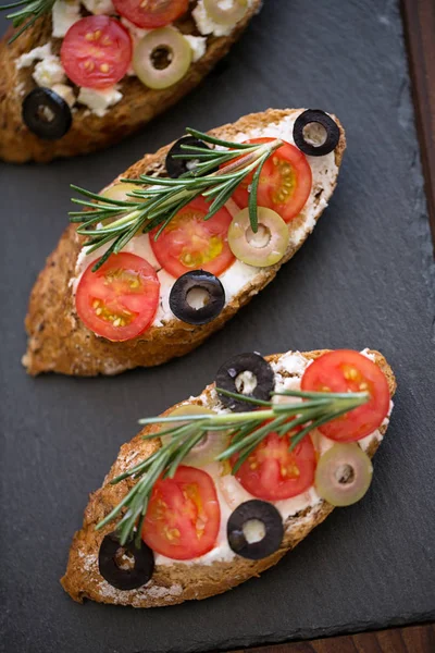 Blick von oben auf traditionelle leckere frische Bruschetta mit frischem Gemüse — Stockfoto