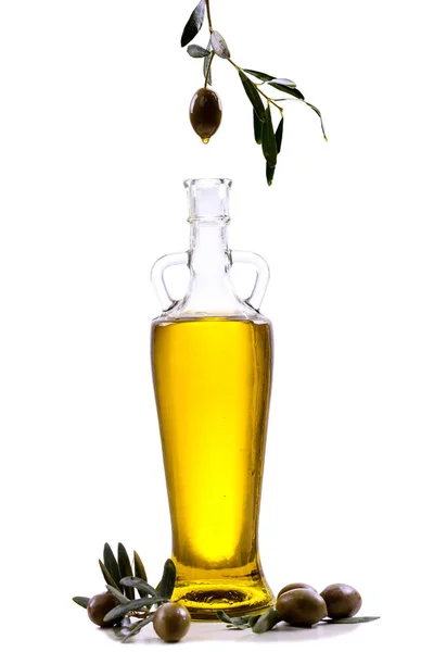 Aceite de oliva y rama de olivo aislados en blanco —  Fotos de Stock