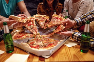Güzel pizza masada. Arkadaşının partisi