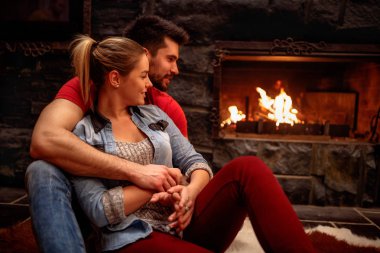 Romantik Çift evde açık şömine sarılma