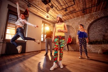 Profesyonel insanlar eğitim modern dansları Studio