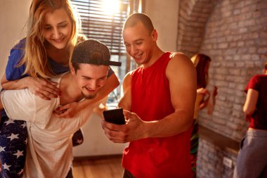 Gülümseyen dansçılar bir mola sırasında dinlenmek ve iletişim