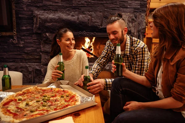 Jovens em roupas casuais comendo pizza e bebendo — Fotografia de Stock