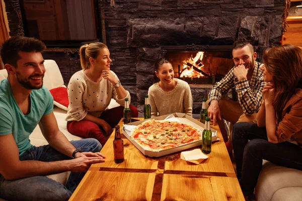 Amigos comiendo pizza y teniendo fiesta —  Fotos de Stock