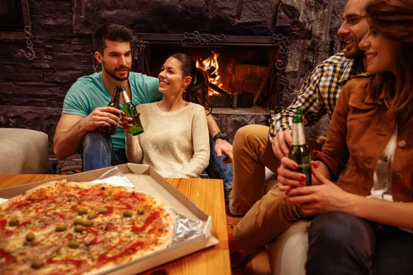 Ocio, comida y bebidas y concepto de personas - amigos sonrientes — Foto de Stock