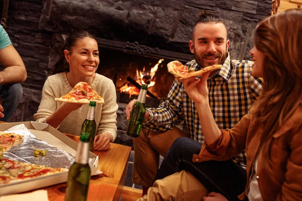 Grupp av vänner med pizza och flaskor öl har fest — Stockfoto