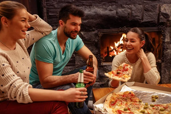 Friends enjoying in pizza and beer and having fun at home — Stock Photo, Image