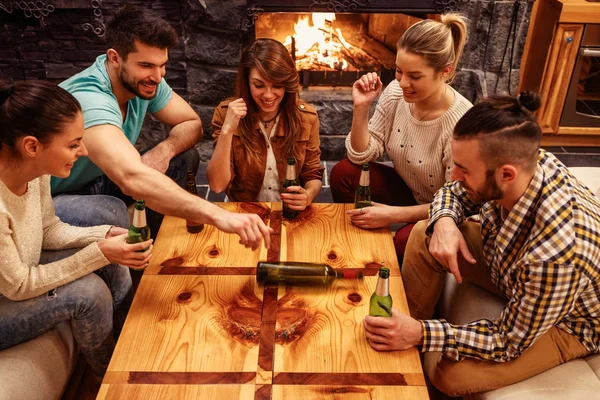 Grupp vänner spela snurra flaskan — Stockfoto