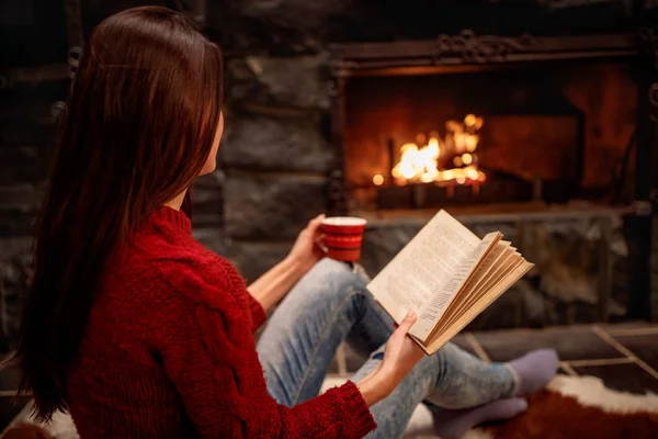 Fille lecture livre en face de cheminée et de détente — Photo