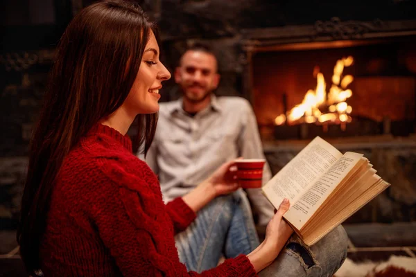 女孩阅读书与咖啡在壁炉前和放松 — 图库照片