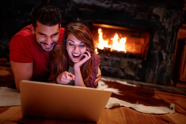 ノート パソコンを自宅で映画を見てのカップル。愛の技術、インターします。 — ストック写真