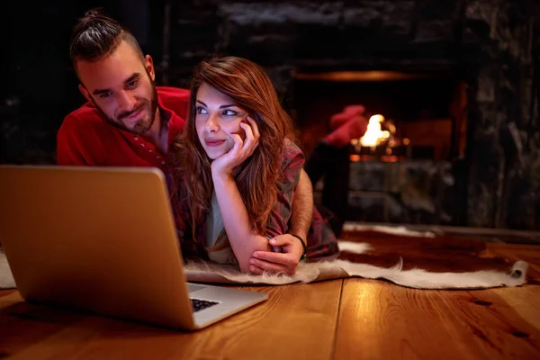 Paar liegt auf dem Boden und nutzt Laptop-Computer zu Hause — Stockfoto