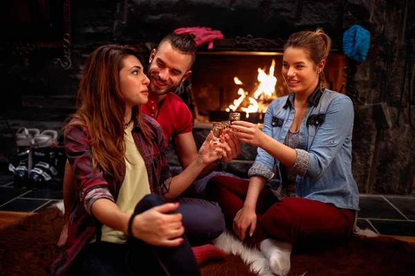 Tid för avkoppling efter skidåkning-Happy vänner jublar med drycker — Stockfoto