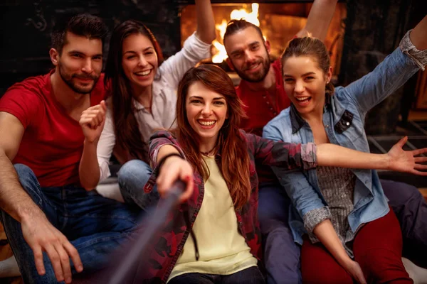 Jovens amigos felizes tirando selfie com telefone celular — Fotografia de Stock