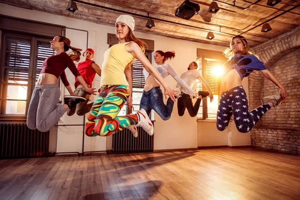 Grupo de jóvenes bailarines saltando durante la música —  Fotos de Stock